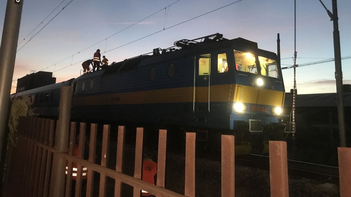 Na Zlínsku strhl vlak trakční vedení. Škody za desítky milionů, opravy budou trvat týdny